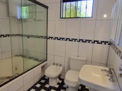 Casa de esquina com piscina no Bairro Kennedy, Lambaré 3