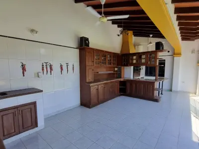 Casa de esquina com piscina no Bairro Kennedy, Lambaré 4