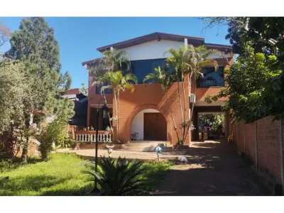 Residencia en venta con local comercial en Encarnación 2
