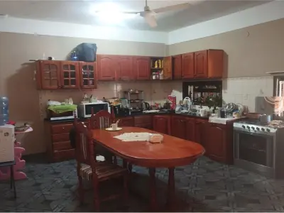 Residencia en venta con local comercial en Encarnación 4