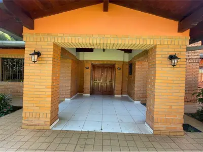 Residencia en venta de dos plantas en Hernandarias 4
