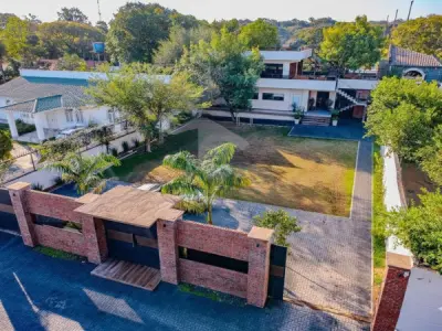 Residência à venda em Lambaré, a metros do Yacht & Golf Club 2