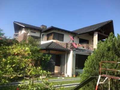 Residencia en venta en Lambaré, Barrio Kennedy – 5 dormitorios 2
