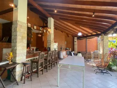 Residencia en venta en Lambaré, Barrio Kennedy – 5 dormitorios 4