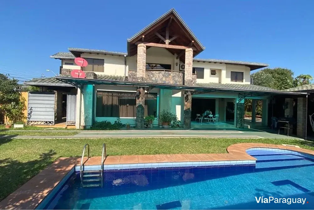 Residencia en venta en Lambaré, Barrio Kennedy – 5 dormitorios