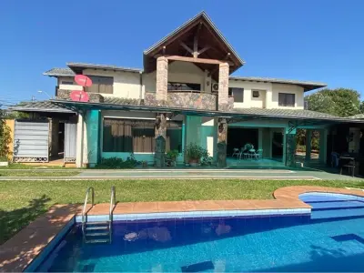 Residencia en venta en Lambaré, Barrio Kennedy – 5 dormitorios