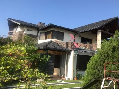 Residencia en venta en Lambaré, Barrio Kennedy – 5 dormitorios 3