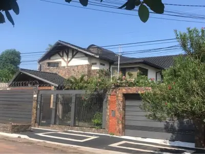 Residencia en venta en Lambaré, Barrio Kennedy – 5 dormitorios 4