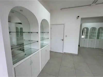 Salão comercial mobiliado para alugar em Loma Plata 4