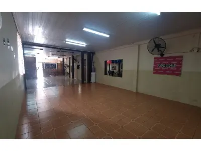 Salón comercial con casa en venta en Hernandarias 3