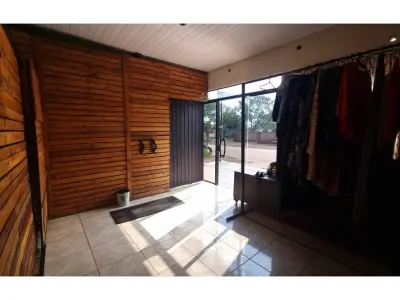 Salón comercial con casa en venta en Hernandarias 4