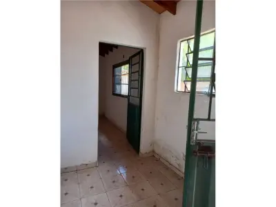 Salão comercial com apartamento à venda em Ypané 4