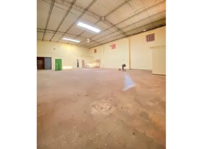 Salón comercial con depósito en venta en Laurelty 4