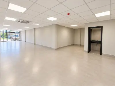Salón comercial en alquiler en edificio corporativo, Pablo Rojas 3