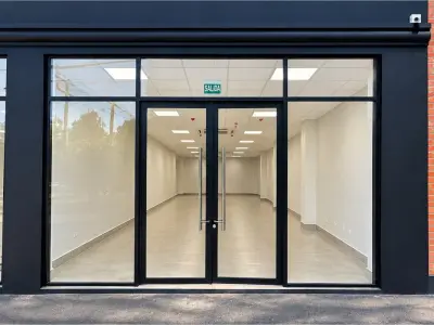 Salón comercial en alquiler en edificio corporativo, Pablo Rojas 4