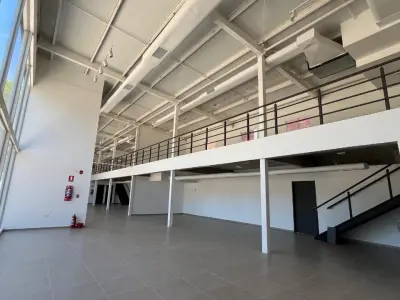 Salón comercial en alquiler en Fernando de la Mora 4