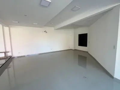 Salón comercial en alquiler en Loma Merlo, Luque 4