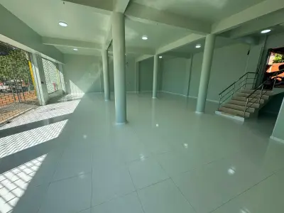 Salón comercial en alquiler en Presidente Franco — 180 m² en dos niveles 3