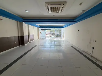 Salón comercial en alquiler sobre Av. Brasilia 2