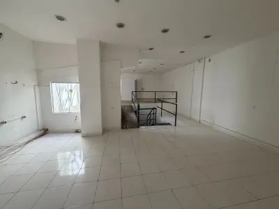 Salón comercial en alquiler sobre Av. Brasilia 3