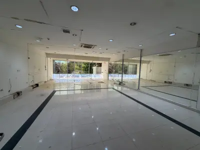 Salón comercial en alquiler sobre Av. Brasilia 4