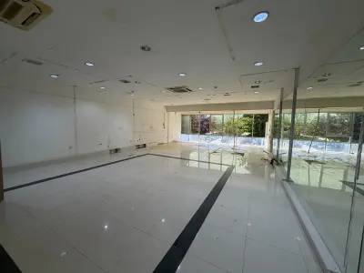 Salón comercial en alquiler sobre Av. Brasilia 5