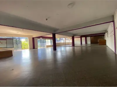 Salón comercial en alquiler sobre Avda. Fernando de la Mora 4