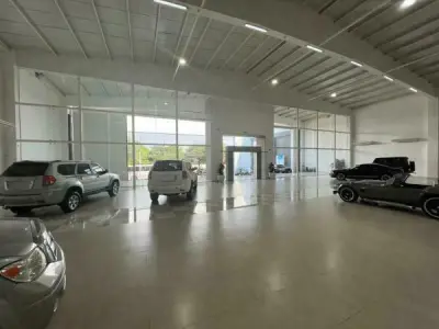 Showroom en venta frente a la Terminal de Asunción 4
