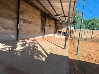 Terreno amurallado de 490 m² en venta en Lambaré 4
