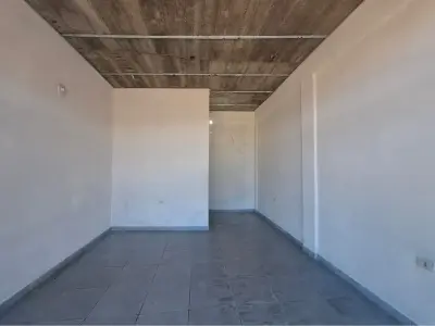 Terreno comercial à venda em Ypacaraí com 3 salões 4