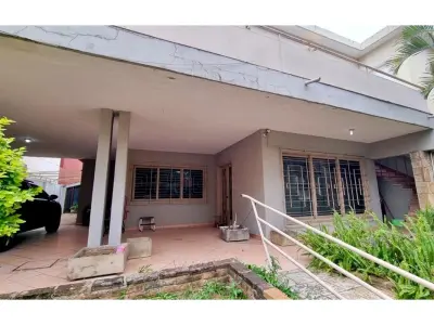 Terreno com construção à venda no Barrio Pettirossi 3