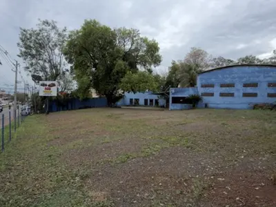 Land with offices for rent on Av. Mariscal López 3
