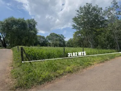 Terreno de esquina de 2.863 m² à venda em Fernando de la Mora 3