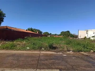 Terreno de esquina para alugar no Cuarto Barrio, Luque 2
