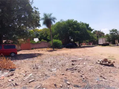 Terreno de esquina à venda em Lambaré, 890 m² 2