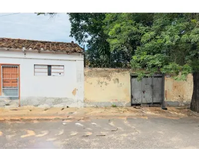 Terreno à venda com casa para demolir no Barrio Obrero 5