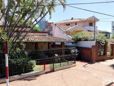 Terreno en venta con casa a demoler o refaccionar en Ycuá Satí 3