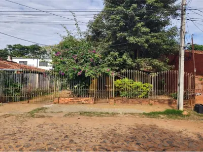 Terreno à venda com casa para reformar em Fernando de la Mora 2