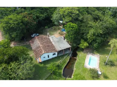 Terreno à venda com casa colonial em Aregua 4