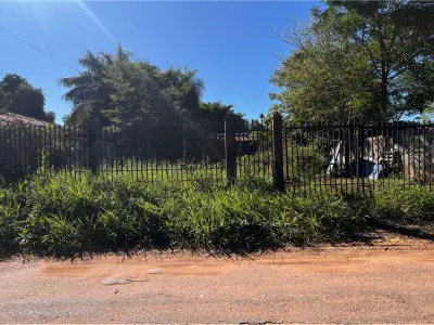 Terreno à venda com construção para reformar em Ñemby 2