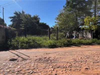 Terreno à venda com construção para reformar em Ñemby 3