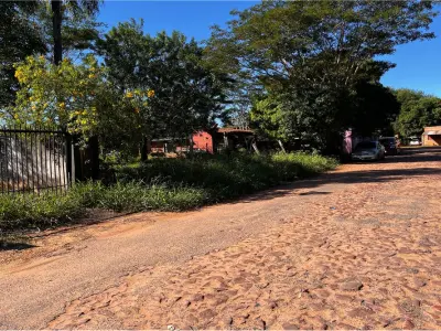 Terreno à venda com construção para reformar em Ñemby 4