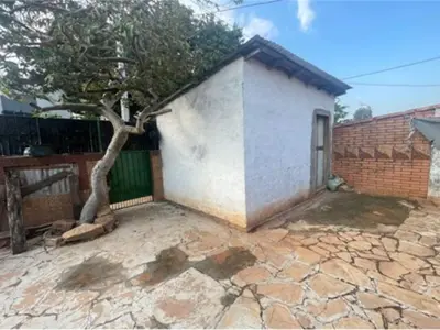 Terreno à venda com construção em Villa Elisa 3