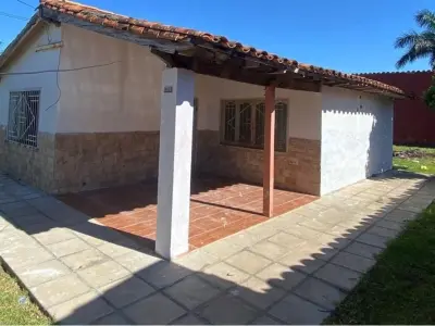 Terreno en venta con dos chalets en Limpio 2