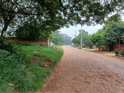 Terreno con salón comercial en venta en Mbokajaty 3