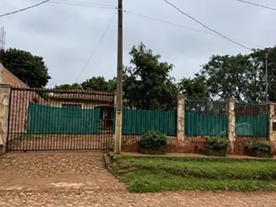 Terreno à venda com casa para reformar em Luque 2