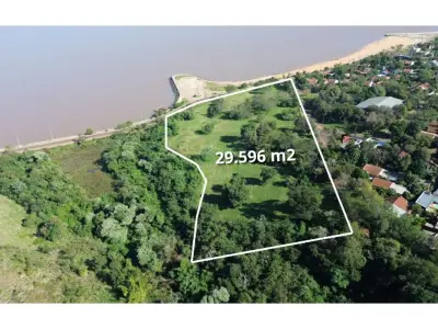 Terreno à venda de 29.596 m² de frente para a orla em Encarnación 3