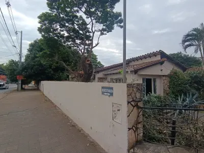 Terreno en venta en esquina con construcción en Villa Aurelia 4