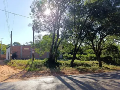 Terreno en venta en esquina de 400 m² sobre asfalto en Areguá 3