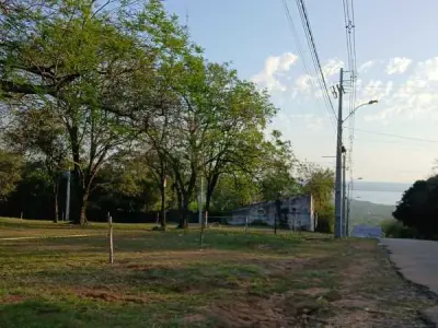 Terreno à venda em La Suiza, San Bernardino — 903 m² na Av. Wenceslao López 3